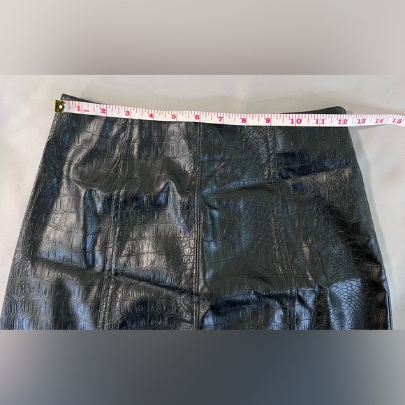 Francesca’s Women’s Faux Leather‎ Mini A-Line Skirt Size XS Back Zipper NWT - Picture 3 of 9
